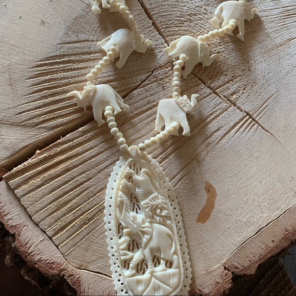 Vintage Elephant Carved Pendant Necklace - Picture 4 of 6